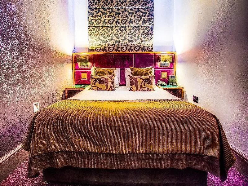 Roomzzz Newcastle City Aparthotel