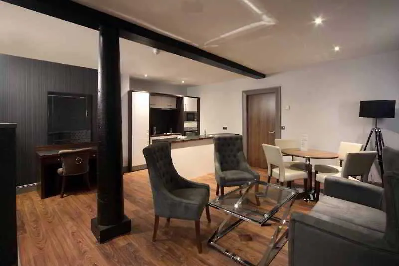 Roomzzz Newcastle City Aparthotel